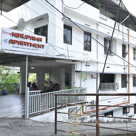 Nirupama,Hotel Aluva 700 Mtr From Aluva Railway Station Alwaye Exterior foto