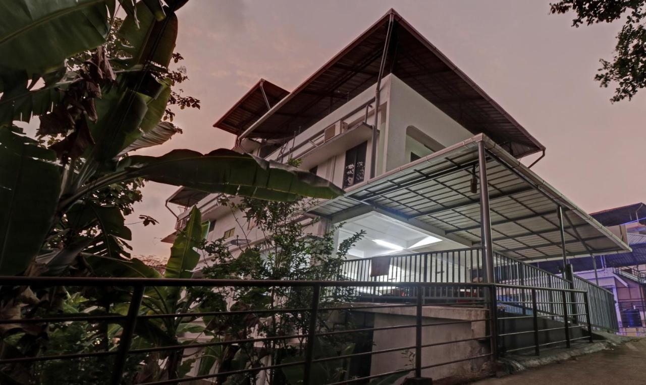 Nirupama,Hotel Aluva 700 Mtr From Aluva Railway Station Alwaye Exterior foto