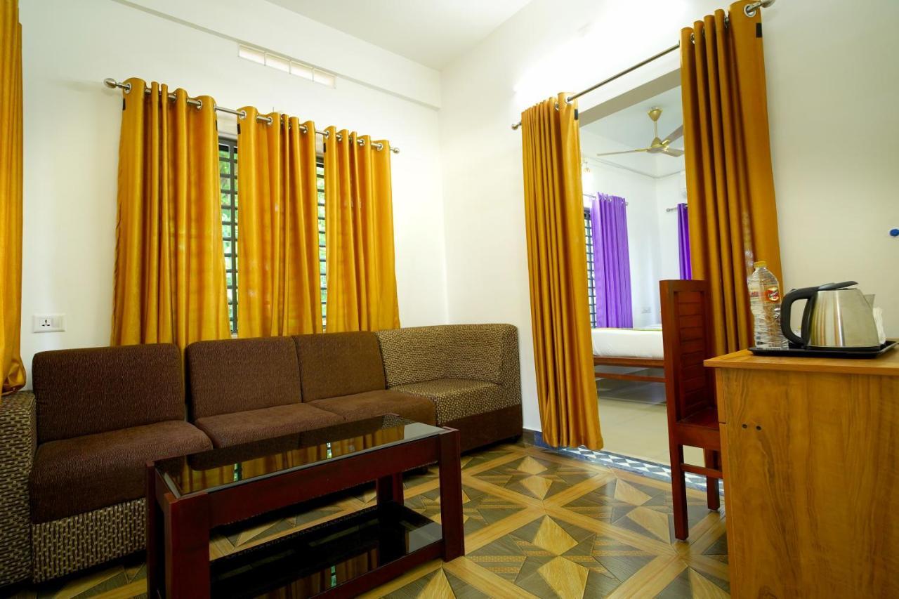 Nirupama,Hotel Aluva 700 Mtr From Aluva Railway Station Alwaye Exterior foto