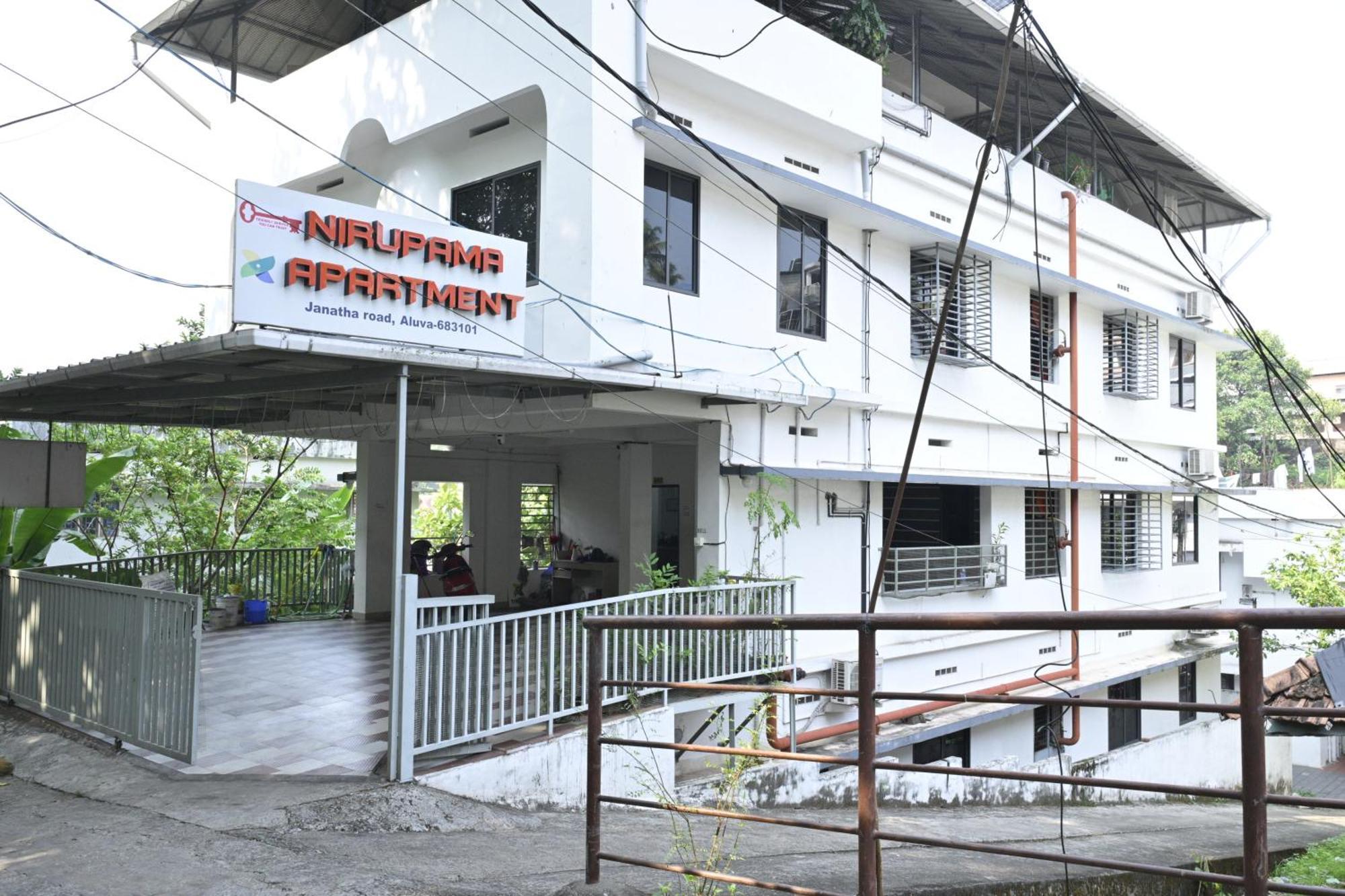 Nirupama,Hotel Aluva 700 Mtr From Aluva Railway Station Alwaye Exterior foto